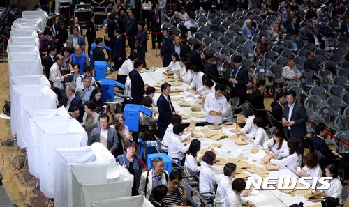 【서울=뉴시스】고범준 기자 = 27일 오후 서울 송파구 잠실실내체육관에서 열린 공동사업시행 건설업자 선정 등을 위한 2017년 임시총회(서울 서초구 반포주공1단지-1·2·4주구)에서 조합원들이 시공사 선정을 위한 투표를 하고 있다. 2017.09.27. bjko@newsis.com