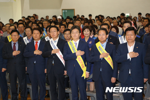 【대구=뉴시스】우종록 기자 = 27일 오후 대구 동구 봉무동 한국폴리텍대학 섬유캠퍼스 대강당에서 열린 '통합신공항 대구시민추진단 발대식'에서 유승민 바른정당 의원, 김상훈 자유한국당 대구시당 의원, 권영진 대구시장을 비롯한 참석자들이 국민의례를 하고 있다. 2017.09.27. wjr@newsis.com