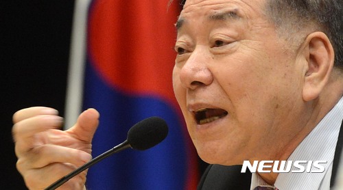 【서울=뉴시스】홍효식 기자 = 27일 오후 서울 여의도 국회 헌정기념관에서 열린 '한반도 위기, 어떻게 해결할 것인가?' 동아시아미래재단 창립 11주년 기념 대토론회에 참석한 문정인 청와대 통일외교안보 특보가 주제발표를 하고 있다. 2017.09.27.&nbsp; yesphoto@newsis.com