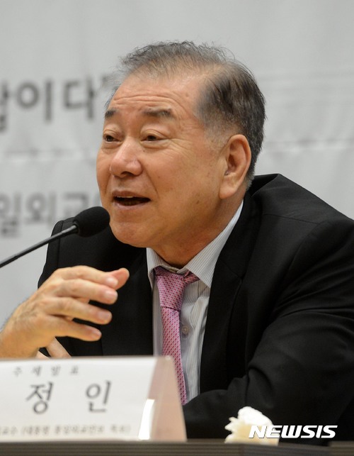 【서울=뉴시스】홍효식 기자 = 27일 오후 서울 여의도 국회 헌정기념관에서 열린 '한반도 위기, 어떻게 해결할 것인가?' 동아시아미래재단 창립 11주년 기념 대토론회에 참석한 문정인 청와대 통일외교안보 특보가 주제발표를 하고 있다. 2017.09.27. yesphoto@newsis.com