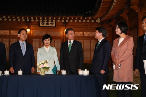 【서울=뉴시스】전신 기자 = 문재인 대통령이 27일 청와대 상춘재에서 여야4당 대표들과 만찬 회동에 앞서 환담하고 있다. 주호영(왼쪽부터) 바른정당 대표 권한대행 겸 원내대표, 추미애 더불어민주당 대표, 문재인 대통령, 안철수 국민의당 대표, 이정미 정의당 대표. 2017.09.27. photo1006@newsis.com 