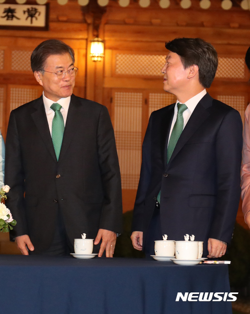 【서울=뉴시스】전신 기자 = 문재인 대통령이 27일 청와대 상춘재에서 여야4당 대표들과 만찬 회동에 앞서 안철수 국민의당 대표와 대화하고 있다.2017.09.27. photo1006@newsis.com 