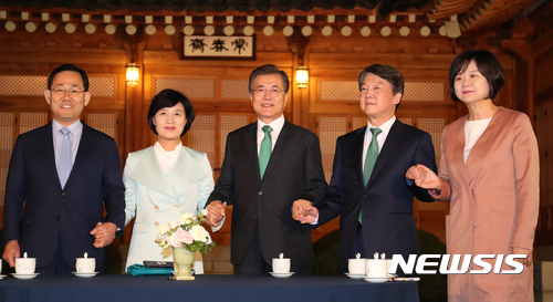 【서울=뉴시스】전신 기자 = 문재인 대통령이 27일 청와대 상춘재에서 여야4당 대표들과 만찬 회동에 앞서 손을 잡고 있다.&nbsp; 주호영(왼쪽부터) 바른정당 대표 권한대행 겸 원내대표, 추미애 더불어민주당 대표, 문재인 대통령, 안철수 국민의당 대표, 이정미 정의당 대표. 2017.09.27.&nbsp; photo1006@newsis.com 
