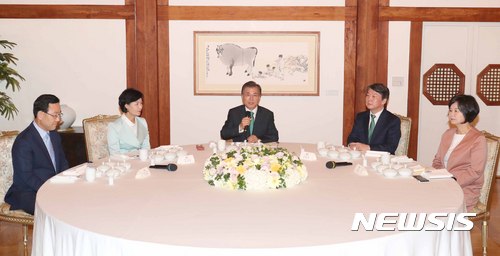 【서울=뉴시스】전신 기자 = 문재인 대통령이 27일 청와대 상춘재에서 여야4당 대표들과 만찬 회동을 하고 있다. 왼쪽부터 바른정당 주호영 대표 권한대행 겸 원내대표, 더불어민주당 추미애 대표, 문 대통령, 국민의당 안철수 대표, 정의당 이정미 대표. 2017.09.27. photo1006@newsis.com