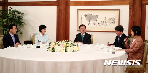 【서울=뉴시스】전신 기자 = 문재인 대통령이 27일 청와대 상춘재에서 여야4당 대표들과 만찬 회동을 하고 있다. 왼쪽부터 바른정당 주호영 대표 권한대행 겸 원내대표, 더불어민주당 추미애 대표, 문 대통령, 국민의당 안철수 대표, 정의당 이정미 대표. 2017.09.27.&nbsp; photo1006@newsis.com