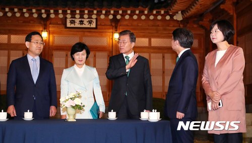 【서울=뉴시스】전신 기자 = 문재인 대통령이 27일 청와대 상춘재 앞에서 여야4당 대표들과 만찬 회동에 앞서 환담을 나누고 있다. 왼쪽부터 바른정당 주호영 대표 권한대행 겸 원내대표, 더불어민주당 추미애 대표, 문 대통령, 국민의당 안철수 대표, 정의당 이정미 대표. 2017.09.27. photo1006@newsis.com