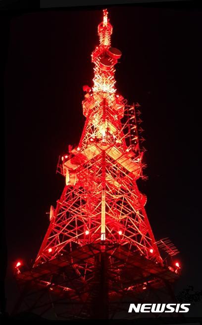  【부산=뉴시스】허상천 기자 = 부산시 보건환경연구원은 10월 1일부터 해진 후 밤 11시까지 황령산 정상 타워의 LED 경관조명 색상을 ‘대기질 알리미’로 활용해 (초)미세먼지 정보를 제공한다고 28일 밝혔다. 2017.0928. (사진 = 부산시 제공)&nbsp; photo@newsis.com