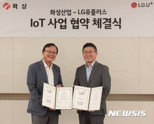 【대구=뉴시스】나호용 기자 = 화성산업 도훈찬(왼쪽) 상무이사와 LG유플러스 류창수 IoT제휴담당 상무이사가 28일 홈 IoT 플랫폼 구축을 위한 사업협약을 체결한 후 포즈를 취하고 있다. 2017.09.28.(사진=화성산업 제공) photo@newsis.com