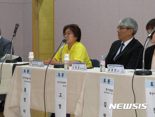 【안산=뉴시스】이종일 기자 = 고(故) 이재욱(당시 단원고 2학년)군의 어머니인 홍영미 4·16가족협의회 심리생계분과장이 28일 경기도미술관 대강당에서 열린 '트라우마 극복 심포지엄'에서 토론자로 참여해 "정부의 의료지원이 1년만에 끊겼다"고 말하고 있다. 2017.09.28. lji22356@newsis.com