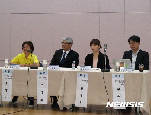 【안산=뉴시스】이종일 기자 = 고(故) 이재욱(당시 단원고 2학년)군의 어머니인 홍영미 4·16가족협의회 심리생계분과장이 28일 경기도미술관 대강당에서 열린 '트라우마 극복 심포지엄'에서 토론자로 참여해 "정부의 의료지원이 1년만에 끊겼다"고 말하고 있다. 2017.09.28.&nbsp; lji22356@newsis.com