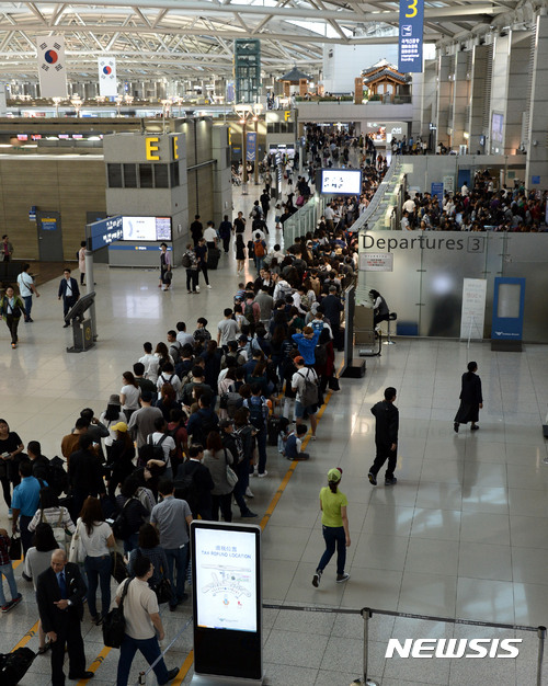 【인천공항=뉴시스】홍찬선 기자 = 열흘간의 황금 추석연휴를 앞둔 28일 오전 인천공항 출국장이 해외에서 연휴를 보내려는 시민들로 북적이고 있다. 2017.09.28.&nbsp; mania@newsis.com