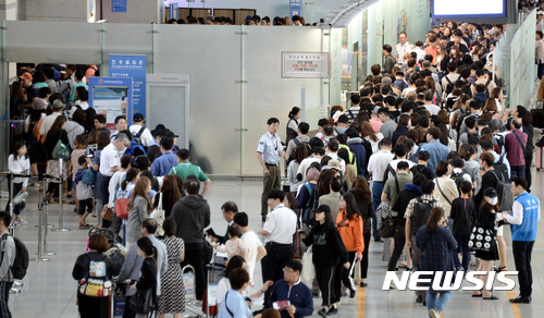 【인천공항=뉴시스】홍찬선 기자 = 열흘간의 황금 추석연휴를 앞둔 28일 오전 인천공항 출국장이 해외에서 연휴를 보내려는 시민들로 북적이고 있다. 2017.09.28.&nbsp; mania@newsis.com