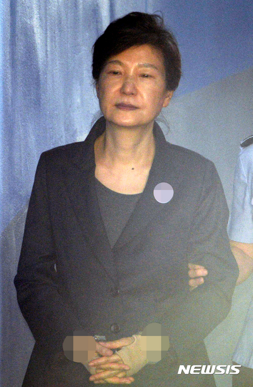 【서울=뉴시스】조성봉 기자 = 박근혜 전 대통령이 28일 오전 서울 서초구 서울중앙지방법원에서 열린 ‘592억 뇌물’ 관련 75차 공판에 출석하고 있다. 2017.09.28. suncho21@newsis.com