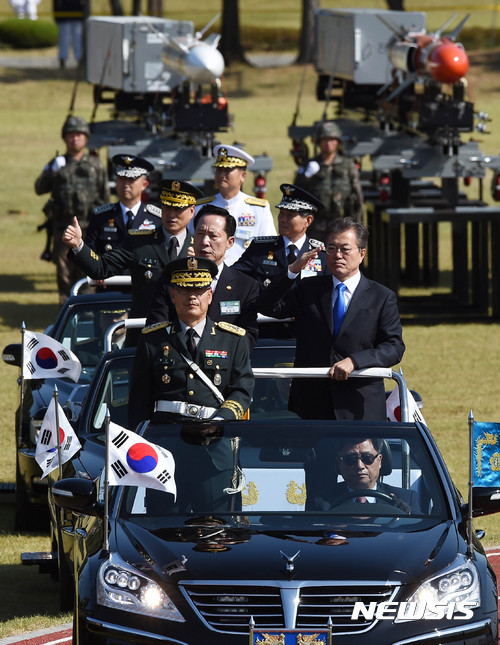 【평택=뉴시스】이정선 기자 = 문재인 대통령과 송영무 국방부 장관이 지난해 9월28일 오전 경기 평택 해군 제2함대사령부에서 진행된 건군 제69주년 국군의 날 행사에서 열병하고 있다. 2017.09.28. ppljs@newsis.com