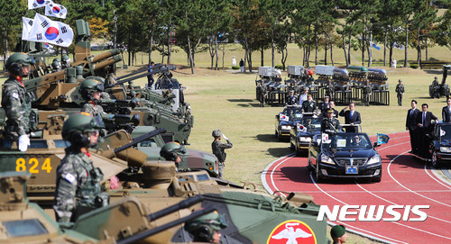 【평택=뉴시스】지난해 9월28일 경기 평택 해군 제2함대사령부에서 거행된 건군 제69주년 국군의 날 행사의 모습. (사진=뉴시스DB). 2017.09.28.