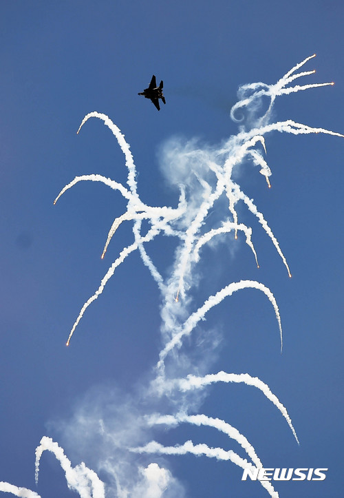 【서울=뉴시스】 플레어 발사하는 F-15K 전투기. (뉴시스DB)