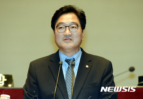 【서울=뉴시스】박영태 기자 = 우원식 더불어민주당 원내대표가 28일 오후 서울 영등포구 여의도 국회 예결위회의장에서 진행된 의원총회에서 모두발언을 하고 있다. 2017.09.28.since1999@newsis.com