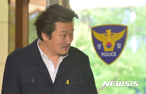 【서울=뉴시스】고승민 기자 = 가수 고(故) 김광석씨의 딸 서연(사망 당시 17살)양 사망 사건 재수사 관련 지난 2017년 9월 이상호 기자가 서울경찰청에 출석하고 있다. 2017.09.28. kkssmm99@newsis.com