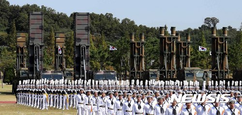 【평택=뉴시스】전신 기자 = 28일 경기도 평택 해군2함대사령부에서 열린 건군 69주년 국군의날 기념식에서 현무-2, 순항미사일 현무-3이 도열해 있다. 2017.09.28. photo1006@newsis.com