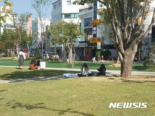 【서울=뉴시스】이승주 기자 = 서울 마포구 연남동의 '연트럴파크'에는 낮에는 피크닉하는 사람들, 밤에는 길맥(길에서 마시는 맥주)를 기울이는 사람들로 가득하다. 연트럴파크는 폐기차길을 따라 조성한 공원이다. 홍대입구역 3번출구부터 이 연트럴파크를 따라 길 양쪽으로 펍(Pub)이나 커피숍이 줄지어 들어섰다. 2017.09.29. joo47@newsis.com