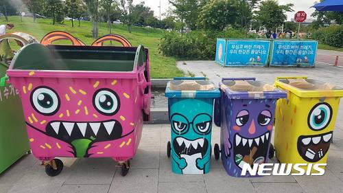 【서울=뉴시스】 '2017 서울세계불꽃축제'가 열리는 30일 여의도 한강 공원에 설치되는 먹깨비 쓰레기통.&nbsp; (사진 = 서울시 제공) photo@newsis.com 