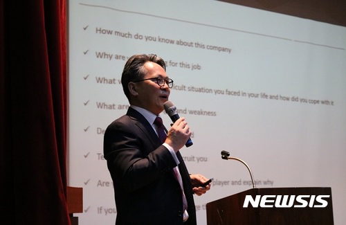 【서울=뉴시스】 곽호철 에어아시아 대표가 세종대학교 학생들을 대상으로 특강을 진행하고 있다. 2017.09.29 (사진제공=세종대)