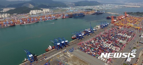 【부산=뉴시스】 하경민 기자 = 부산항만공사(BPA)는 추석 연휴를 앞둔 지난 28일 부산항 신항의 모든 선석에 컨테이너선이 정박해 하역작업을 벌였다고 29일 밝혔다. 2017.09.29. (사진=BPA 제공) yulnetphoto@newsis.com 