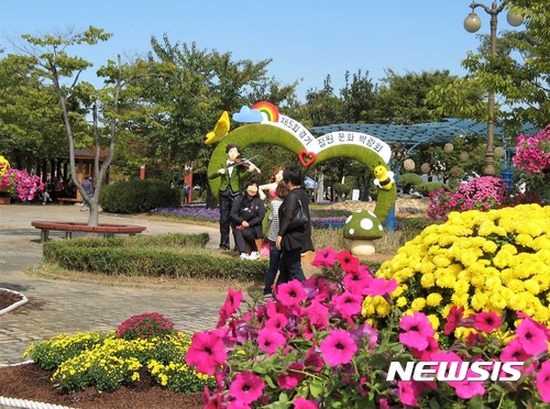 【안산=뉴시스】이종일 기자 = 제5회 경기정원문화박람회가 29일 안산시 화랑유원지에서 열린 가운데 시민들이 포토존에서 사진을 찍고 있다. 2017.09.29. lji22356@newsis.com