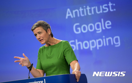 【브뤼셀=AP/뉴시스】 구글이 28일(현지시간) 유럽연합(EU)으로부터 자사 쇼핑 검색 서비스 불공정 거래 혐의에 대한 해결안을 제출했다. 마르그레테 베스타게르 EU 경쟁담당 집행위원이 지난 6월27일 벨기에 브뤼셀에 있는 EU 본부에서 기자회견을 하고 있다. 2017.09.29 