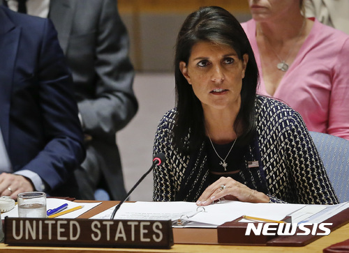 【유엔본부=AP/뉴시스】니키 헤일리 유엔주재 미국 대사가 28일 유엔 안보리에서 이례적으로 열린 미얀마 문제에 대한 공개회의에서 미얀마와 관련해 지금은 안보리에서 외교적 수사만 거론할 시기는 지났다며 미얀마 보안군에 대한 행동에 나서야 할 때라고 촉구하고 있다. 2017.09.29