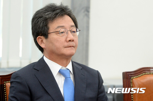 【서울=뉴시스】이영환 기자 = 29일 오전 서울 여의도 국회 바른정당 회의실에서 열린 의원총회에 참석한 유승민 의원이 생각에 잠겨 있다. 2017.09.29. 20hwan@newsis.com