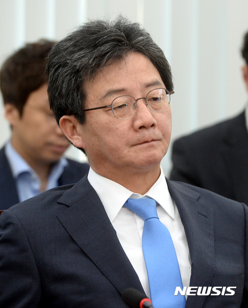 【서울=뉴시스】이영환 기자 = 29일 오전 서울 여의도 국회 바른정당 회의실에서 열린 의원총회에 참석한 유승민 의원이 자리에 앉아 있다. 2017.09.29. 20hwan@newsis.com