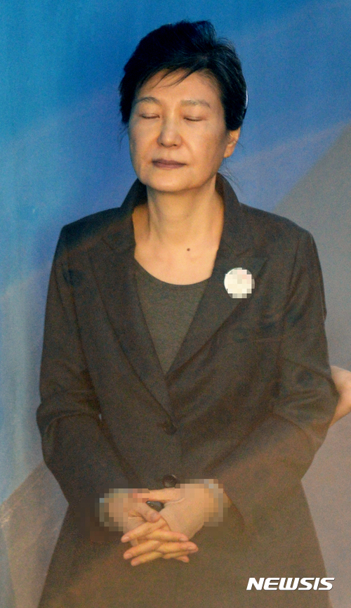 【서울=뉴시스】임태훈 기자 = '국정농단 정점' 박근혜 전 대통령이 29일 오전 서울 서초구 서울중앙지방법원에서 열린 78차 공판에 출석하기 위해 법정으로 이동하고 있다. 2017.09.29.&nbsp; taehoonlim@newsis.com