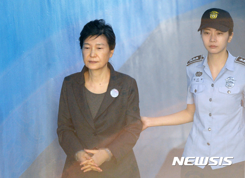 【서울=뉴시스】임태훈 기자 = 박근혜 전 대통령이 지난해 9월29일 오전 서울 서초구 서울중앙지법에서 열린 국정농단 78차 공판에 출석하기 위해 법정으로 이동하고 있다. 2017.09.29. taehoonlim@newsis.com