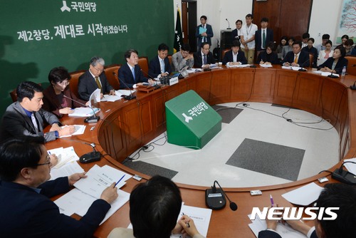 【서울=뉴시스】홍효식 기자 = 국민의당 안철수 대표가 29일 오전 서울 여의도 국회에서 열린 제14차 최고위원회 회의에 참석해 회의를 주재하고 있다. 2017.09.29. yesphoto@newsis.com