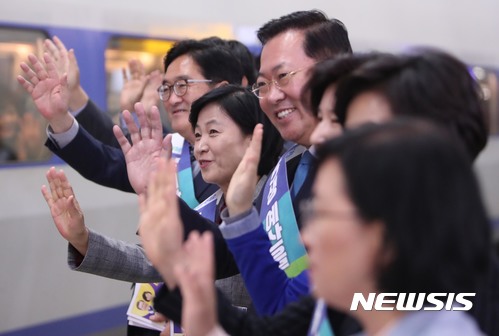 【서울=뉴시스】이영환 기자 = 더불어민주당 추미애 대표와 우원식 원내대표 등이 29일 오전 서울 용산구 용산역에서 귀성길에 나선 시민들에게 인사하고 있다. 2017.09.29. photo@newsis.com