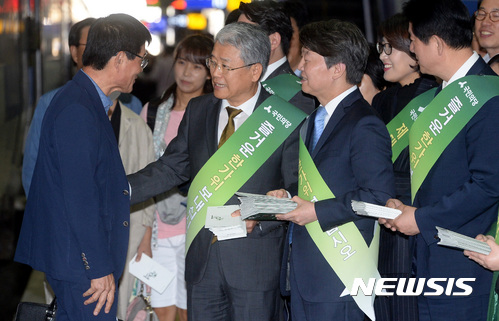 【서울=뉴시스】이영환 기자 = 추석을 닷새 앞둔 29일 오후 서울 용산구 용산역에서 국민의당 안철수 대표와 김동철 원내대표 등 소속 의원들이 고향으로 가는 귀성객들에게 인사를 하고 있다. 2017.09.29.  20hwan@newsis.com