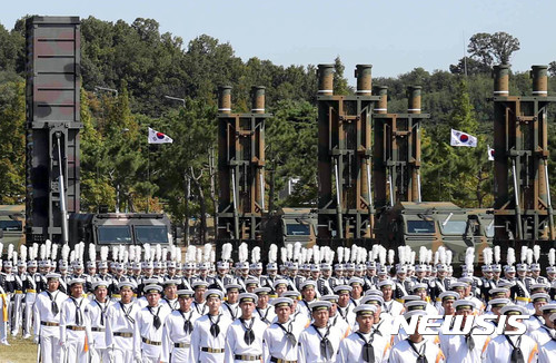 【평택=뉴시스】전신 기자 = 28일 경기도 평택 해군2함대사령부에서 열린 건군 69주년 국군의날 기념식에서 현무-2, 순항미사일 현무-3이 도열해 있다. 2017.09.30.&nbsp; photo1006@newsis.com 