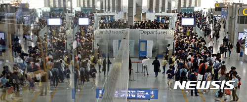 【인천공항=뉴시스】홍찬선 기자 = 열흘간의 황금 추석연휴를 앞둔 28일 오전 인천공항 출국장이 해외에서 연휴를 보내려는 시민들로 북적이고 있다.&nbsp; 사진은 이날 출국장이 유리에 반영되는 모습. 2017.09.30.&nbsp; mania@newsis.com