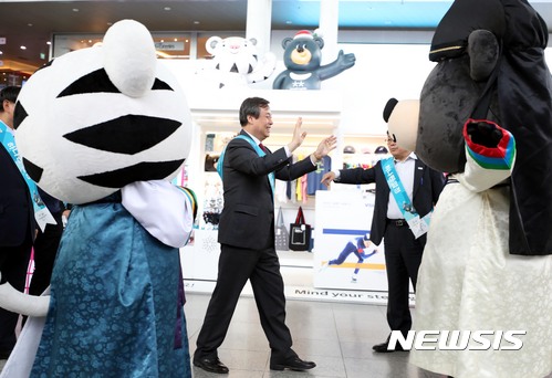 【서울=뉴시스】조성봉 기자 = 도종환 문화체육관광부 장관이 29일 오후 서울역 KTX 대합실에서 평창동계올림픽 마스코트인 수호랑·반다비와 인사를 하고 있다. 2017.09.29. suncho21@newsis.com