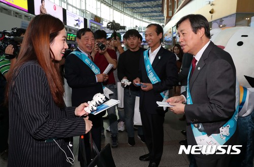 【서울=뉴시스】 도종환 문화체육관광부장관이 추석 연휴를 하루 앞둔 29일 서울역에서 열린 2018평창동계올림픽대회 홍보행사에 참석해 귀성객과 시민들에게 올림픽 홍보를 하고 있다. 2017.09.29. (사진=문화체육관광부 제공) photo@newsis.com