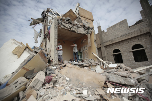 【 사나 ( 예멘 ) AP/뉴시스】 지난 8월 25일 사우디아라비아가 주도하는 공습으로 철저하게 파괴된 예멘의 수도 사나 주택가 모습. 예멘의 후티 반군은 11월 4일 사우디의 민간인 폭격을 응징한다며 사우디 수도권 최대의 국제공항을 향해 미사일을 발사했다.2017.11.05&nbsp; 
