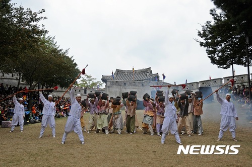 【부산=뉴시스】제갈수만 기자 = 부산관광공사는 10월에 가볼만한 관광지로 동래구 동래온천, 동래읍성축제, 사직야구장을 선정했다고 1일 밝혔다. 2017.10.01. (사진= 부산관광공사 제공)&nbsp;&nbsp; photo@newsis.com