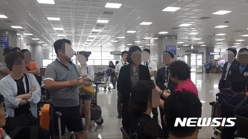 【김해=뉴시스】김기진 기자 =1일 오전 중국 하이난발 에어부산 탑승객 120여명이 에어부산 김해공항측 관계자들과 탑승 지연으로 인한 실랑이를 벌이고 있다. 2017.10.01. (사진=독자 제공) photo@newsis.com