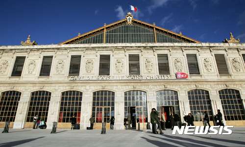 【서울=뉴시스】 프랑스 제2도시 지중해연안 마르세유의 기차역에서 1일(현지시간) 한 남성이 행인에 흉기를 휘둘러 여성 2명이 숨지는 사건이 발생했다. 