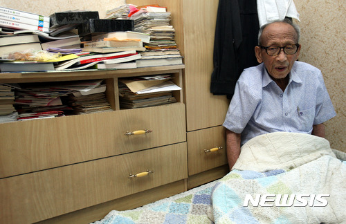 【광주=뉴시스】신대희 기자 = 광주지역 마지막 비전향 장기수 서옥렬(90)씨가 지난달 27일 광주 북구 자신의 집에서 뉴시스와 인터뷰를 하고 있다. 2017.10.01.&nbsp; sdhdream@newsis.com