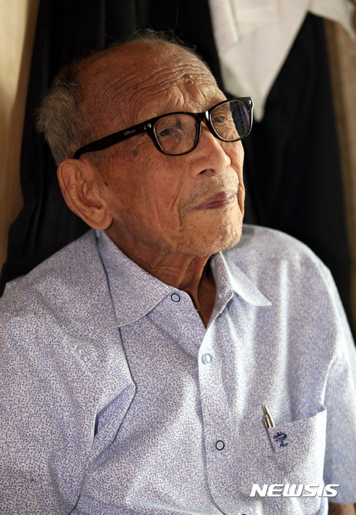 【광주=뉴시스】신대희 기자 = 광주지역 마지막 비전향 장기수 서옥렬(90)씨가 지난달 27일 광주 북구 자신의 집에서 뉴시스와 인터뷰를 하고 있다. 2017.10.01. sdhdream@newsis.com