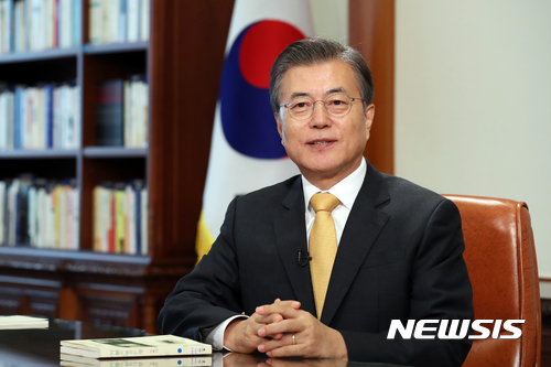 【서울=뉴시스】전신 기자 = 문재인 대통령이 1일 청와대 본관 집무실에서 국민에게 전하는 추석 인사를 하고 있다. 2017.10.01. (사진=청와대 제공)&nbsp; photo@newsis.com