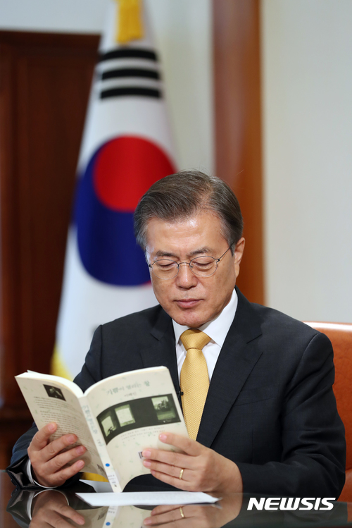 【서울=뉴시스】전신 기자 = 문재인 대통령이 1일 청와대 본관 집무실에서 국민에게 전하는 추석 인사를 하고 있다. 2017.10.01. (사진=청와대 제공) photo@newsis.com