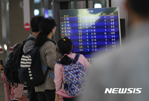 【제주=뉴시스】우장호 기자 = 제주국제공항 상공에 강한 바람이 불어 항공기 운항에 차질이 빚어졌다. (뉴시스DB) woo1223@newsis.com